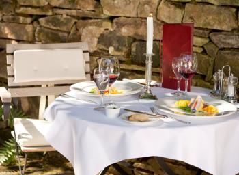 Abb. Tischleindeckdich zwischen Wald und Wiesen