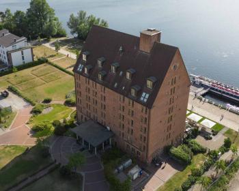 Abb. Auf der grünen Wiese sitzt... eine Tagungsgruppe!