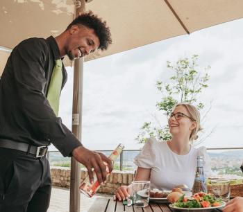 Abb. &quot;Steinburgs Pause&quot; -pausenlos glücklich: