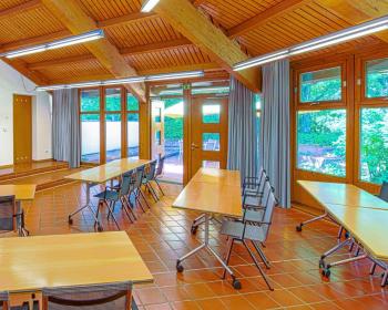 Abb. Wo der Seminarraum ins Grüne führt