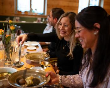 Abb. Teilen macht glücklich &amp; bringt Menschen zusammen